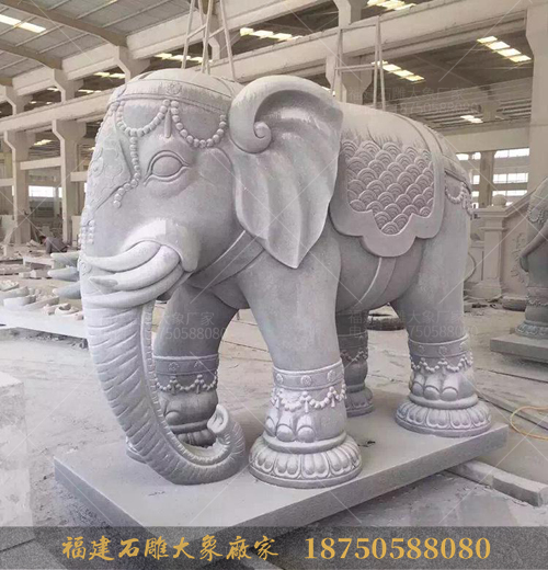 广州大佛寺庙门前摆放的六牙石雕大象造型