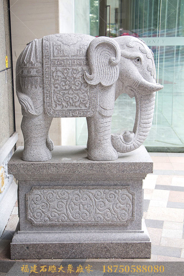 宁德方广禅寺门口摆放的寺庙石雕大象造型
