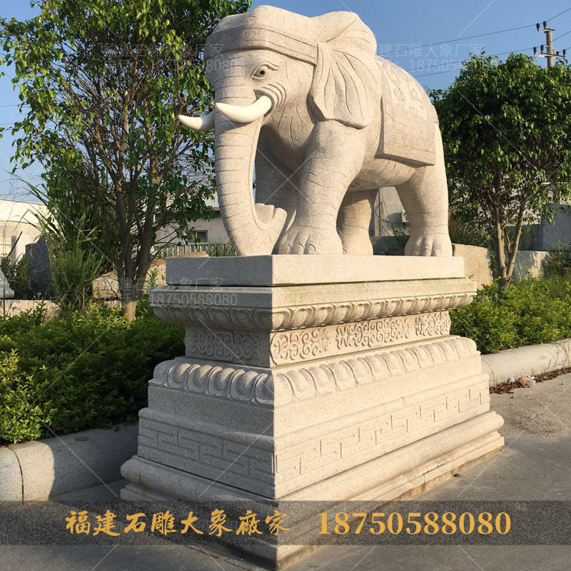 净域寺里的石雕大象造型原始粗矿