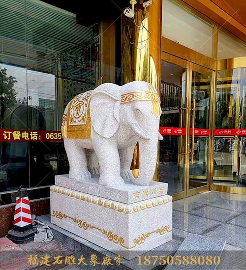 石雕大象摆放酒店大门口的位置