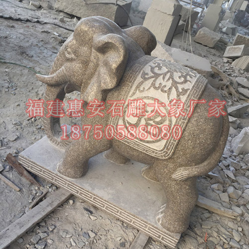 单位门口摆放的印度红石雕大象